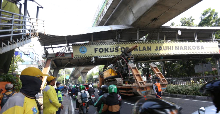 JKO  yang rubuh ditabrak truk di Jalan Kapten Tendean. Foto : Ist