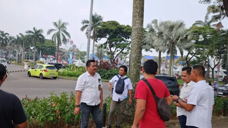 Aparat sedang melihat TKP di Bunderan 3 Citra Raya. Foto : Ist