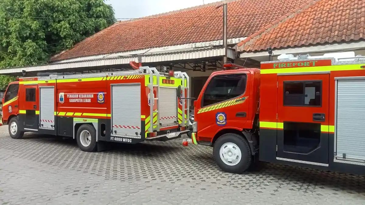 DISIAGAKAN. Mobil Pemadam Kebakaran Kabupaten Lebak, telah disiagakan di lingkungan Kantor Damkar Kabupaten Lebak. Hal itu dilakukan untuk memberikan pelayanan terbaik ketika terjadi kebakaran. (ISTIMEWA)