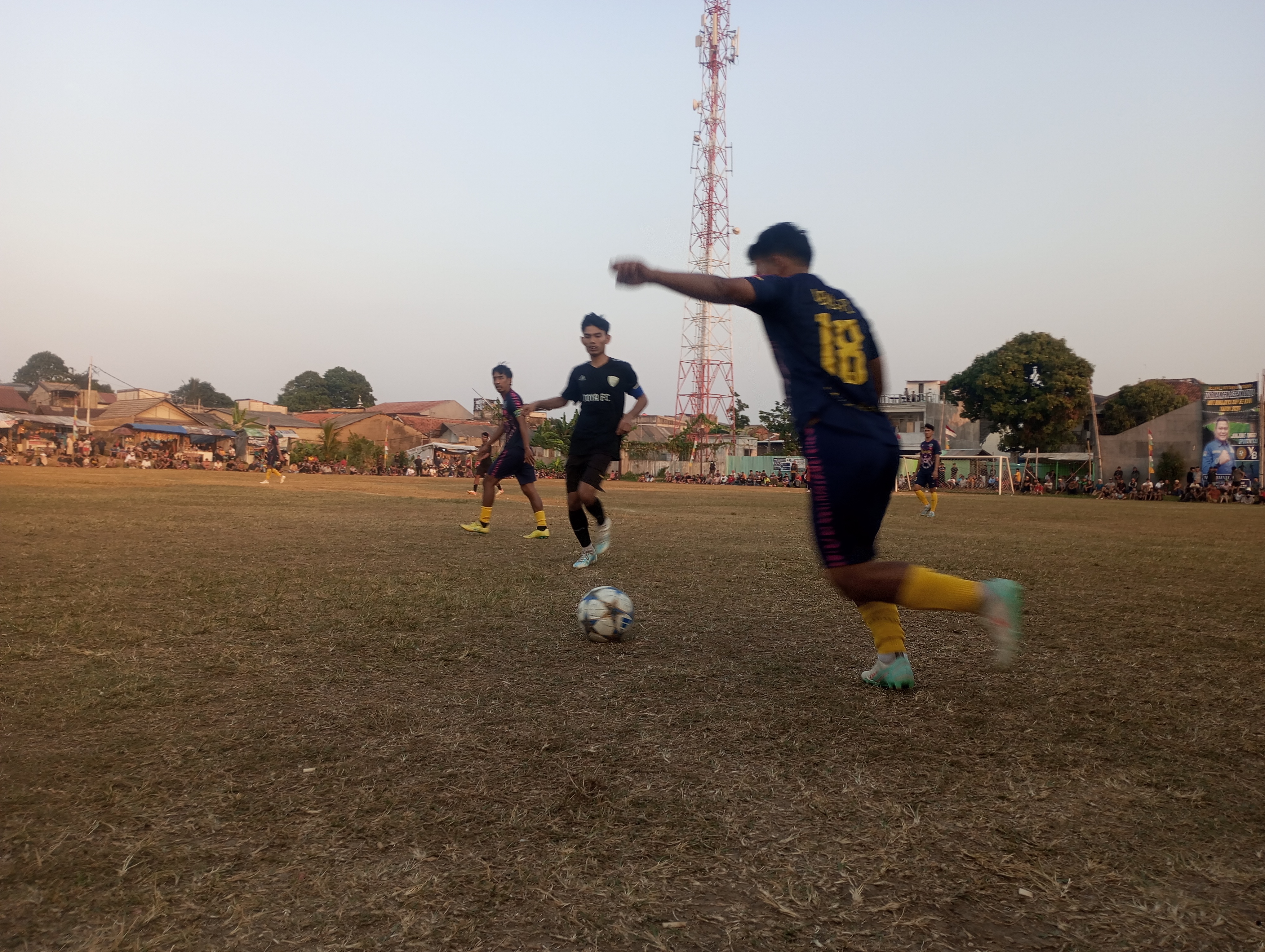 Pemain Denis FC bernomorpunggung 18, Idris Afandi ancang-ancang lepaskan tendangan pada laga Kamis (16/07/2026).(tangselpos.id).