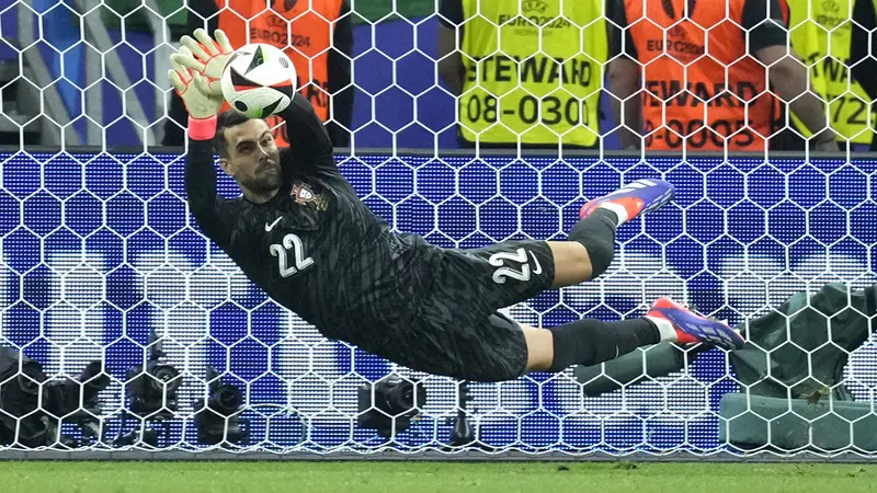 Salah satu kiper terbaik di Piala Dunia 2026 Diogo Costa dari Portugal. Foto : Ist