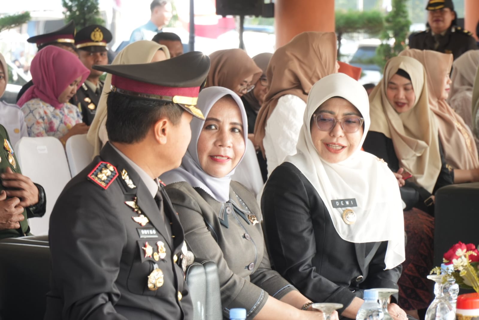 Bupati Pandeglang Raden Dewi Setiani, sebelum Upacara Peringatan HUT ke-80 Bhayangkara Tahun 2026 dimulai, berbincang-bincang dengan Kapolres Pandeglang, di Pancaniti Alun-alun Pandeglang, Rabu (1/7). (DOK. PROKOPIM SETDA PANDEGLANG)