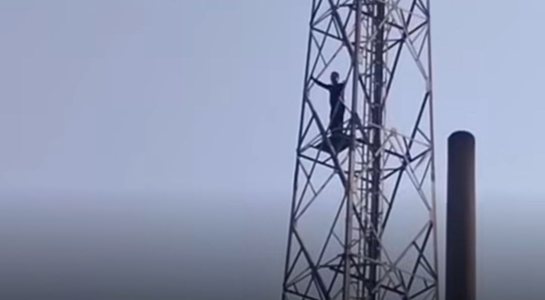 Pria di Setu nekat panjang tower diduga hendah bunuh diri. Foto : Ist