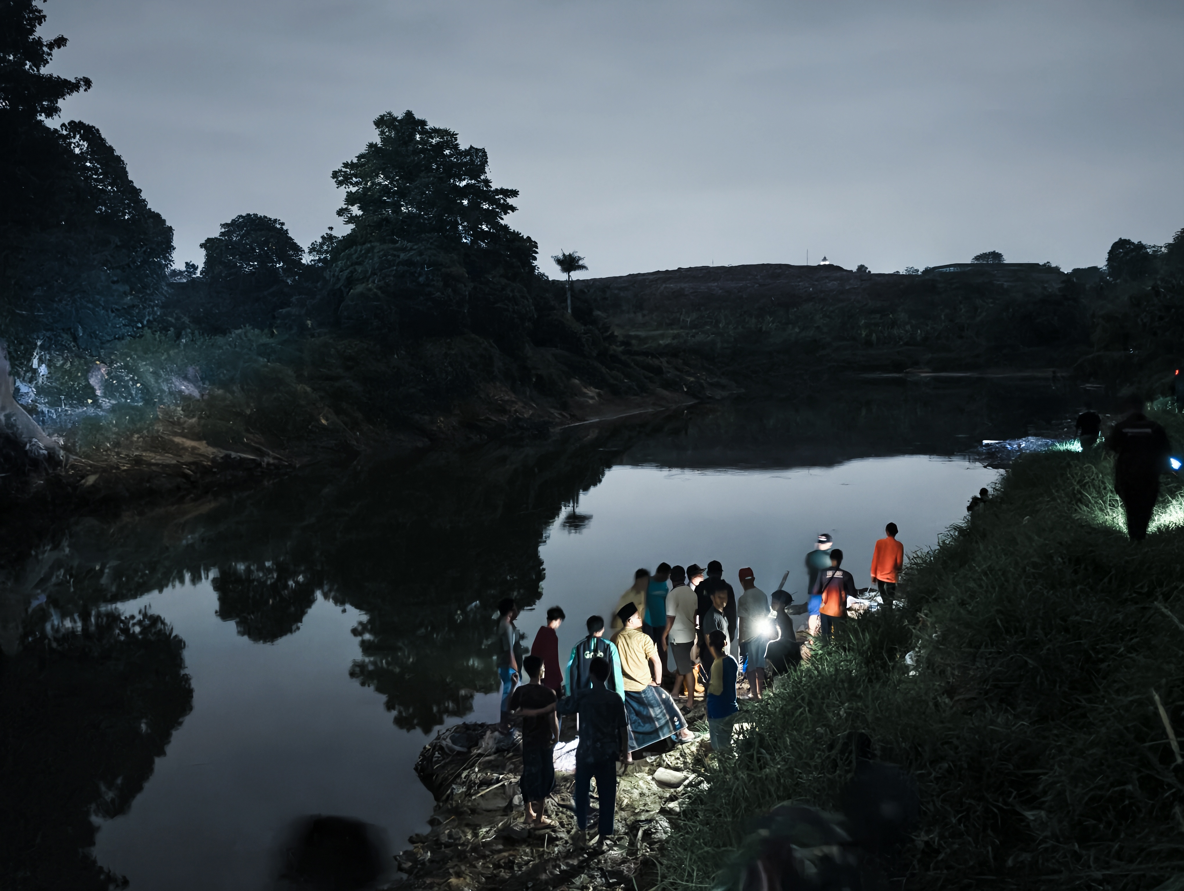 Personel  BPBD langsung diterjunkan ke lokasi untuk melakukan operasi pencarian dengan menyisir aliran Sungai Cisadane. (Ist)