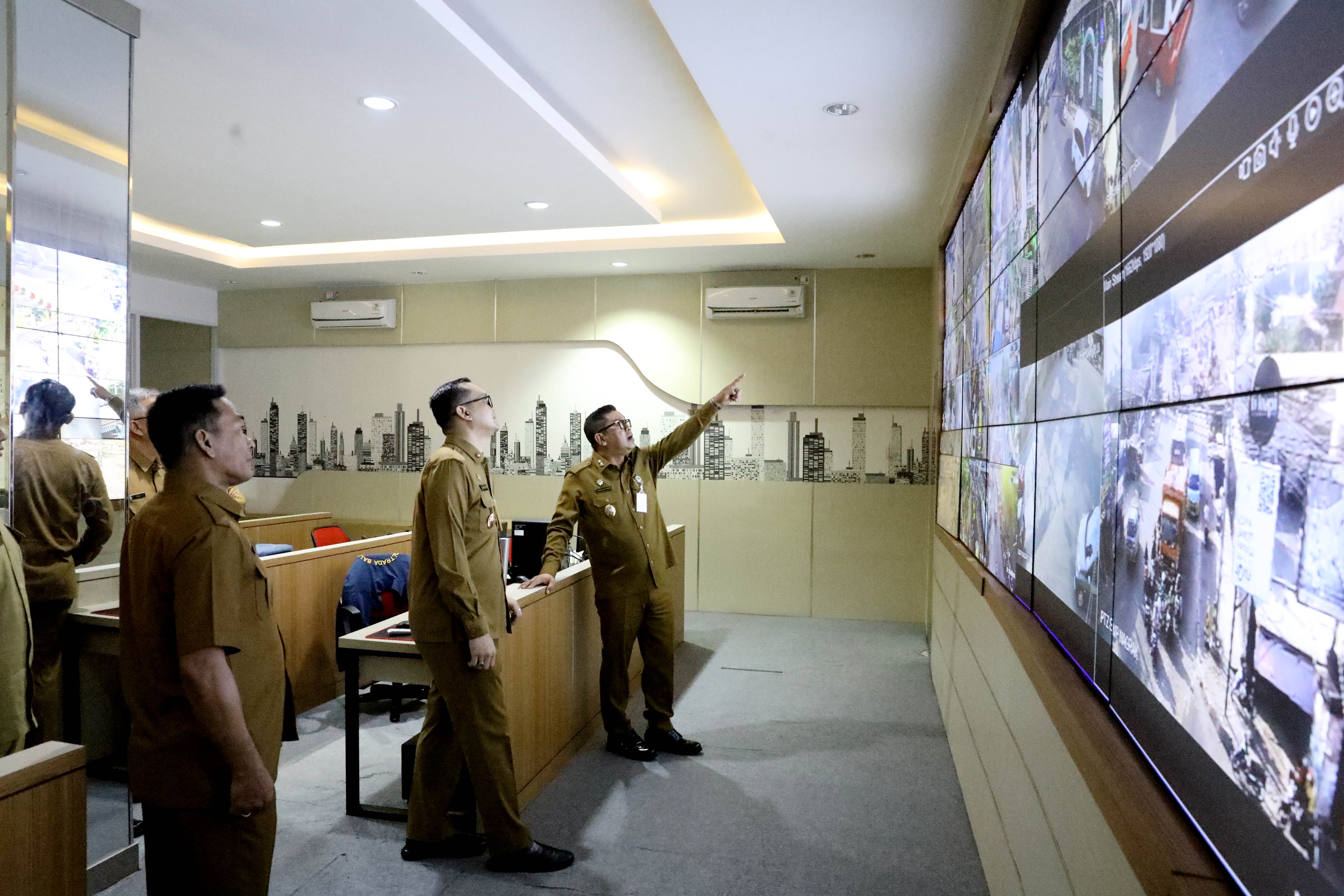 PANTAU CCTV: Wakil Wali kota Tangerang Maryono nampak memantau kepadatan arus lalu lintas dari CCTV milik Dishub. ISTIMEWA