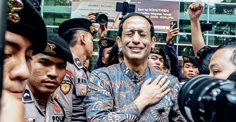 Mantan Menteri Pendidikan, Kebudayaan, Riset, dan Teknologi, Nadiem Anwar Makarim menangis sebelum meninggalkan ruangan sidang. Foto : Ist