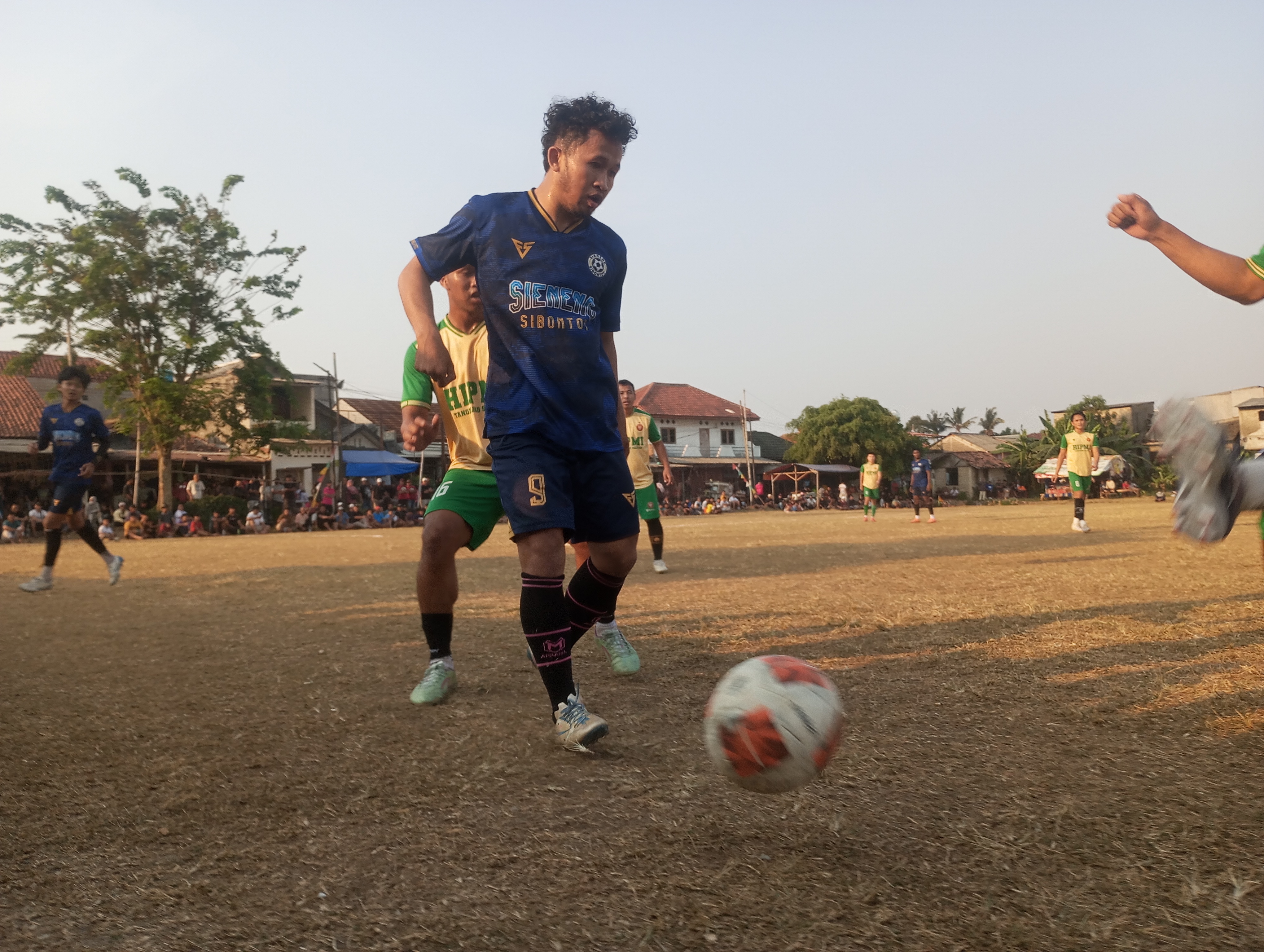 Pemain Si Eneng FC, Ambon membawa timnya lolos ke semifinal Binajaya Cup XXVII usai atasi Bos Muda FC lewat adu penalti pada Minggu (26/07/2026).(tangselpos.id).