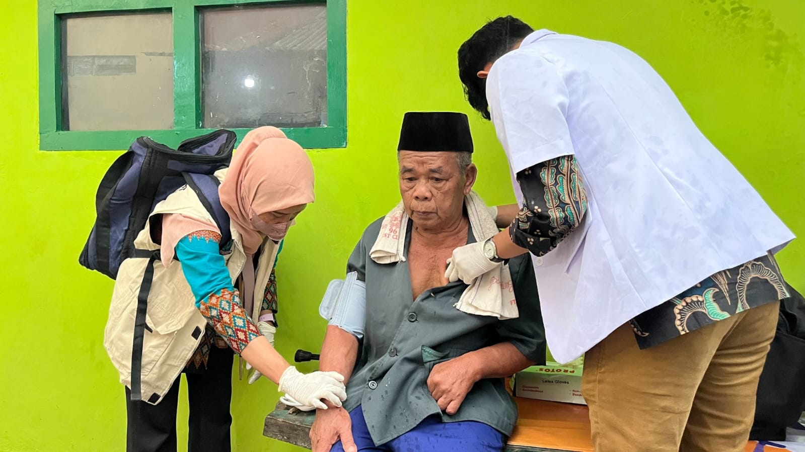 NGIDER SEHAT. Petugas Ngider Sehat Premium saat memeriksa kesehatan warga.