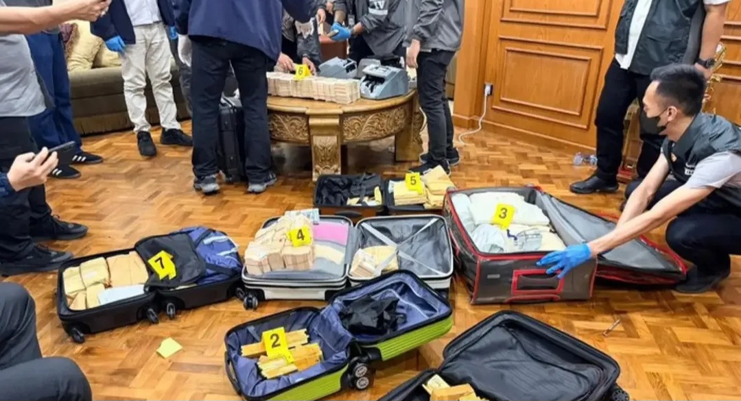 Emas dan uang sitaan dari rumah di kawasan Sentul yang berhasil diamankan Polisi. Foto : Ist