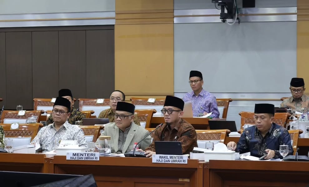 Menteri Haji dan Umrah Mochamad Irfan (no 2 dari kanan) dan jajaran Kemenhaj saat rapat di DPR. Foto : Ist