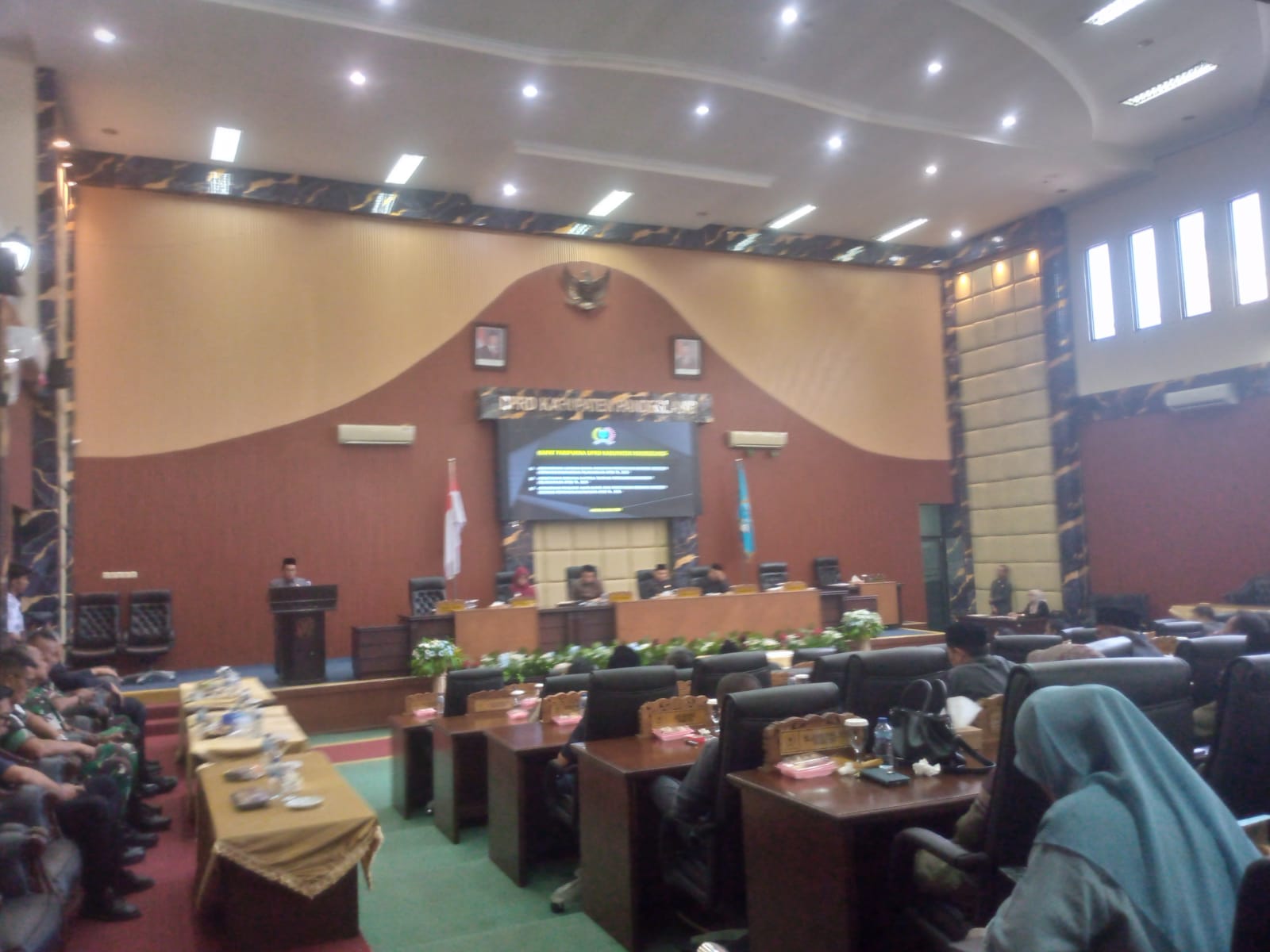 Suasana rapat paripurna persetujuan bersama Raperda PP-APBD TA 2025 di Gedung DPRD Pandeglang, Kamis (23/7/2026).(Ari Supriadi-tangselpos.id)