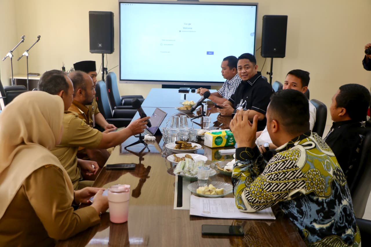 KUNJUNGAN KERJA. Komisi I DPRD Kabupaten Tangerang melaksanakan kunjungan kerja ke Diskominfo Kabupaten Serang di Pusat Pemerintahan Kabupaten Serang Cisait, Kecamatan Kragilan pada Senin (6/7). HUMAS PEMKAB SERANG