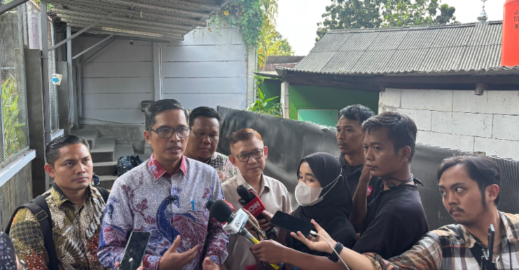 Pengacara Febri Diansyah (batik putih) saat menjenguk kliennya ex Jampidsus Febrie Adriansyah di rutan KPK. Foto : Ist