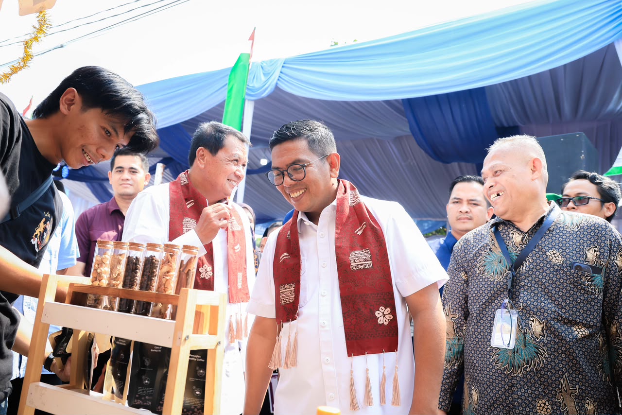 Gubernur Andra Soni (baju putih depan) dan Bupati Tangerang Bupati Tangerang Maesyal Rasyid (no 2 dari kiri) pada acara Festival Muharram Cengkok 1448 Hijriah/2026. Foto: Humas Pemprov