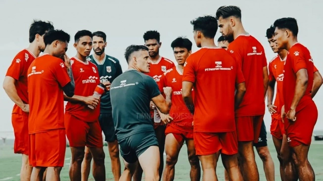 Pelatih Jhon Herdman dan skuad Timnas saat sesi latihan di Bali. Foto : Ist