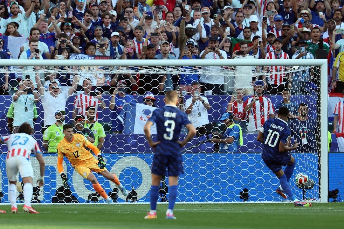 Bomber Prancis Mbappe sukses melakukan tendangan pinalti ke gawang Paraguay. Foto : Ist