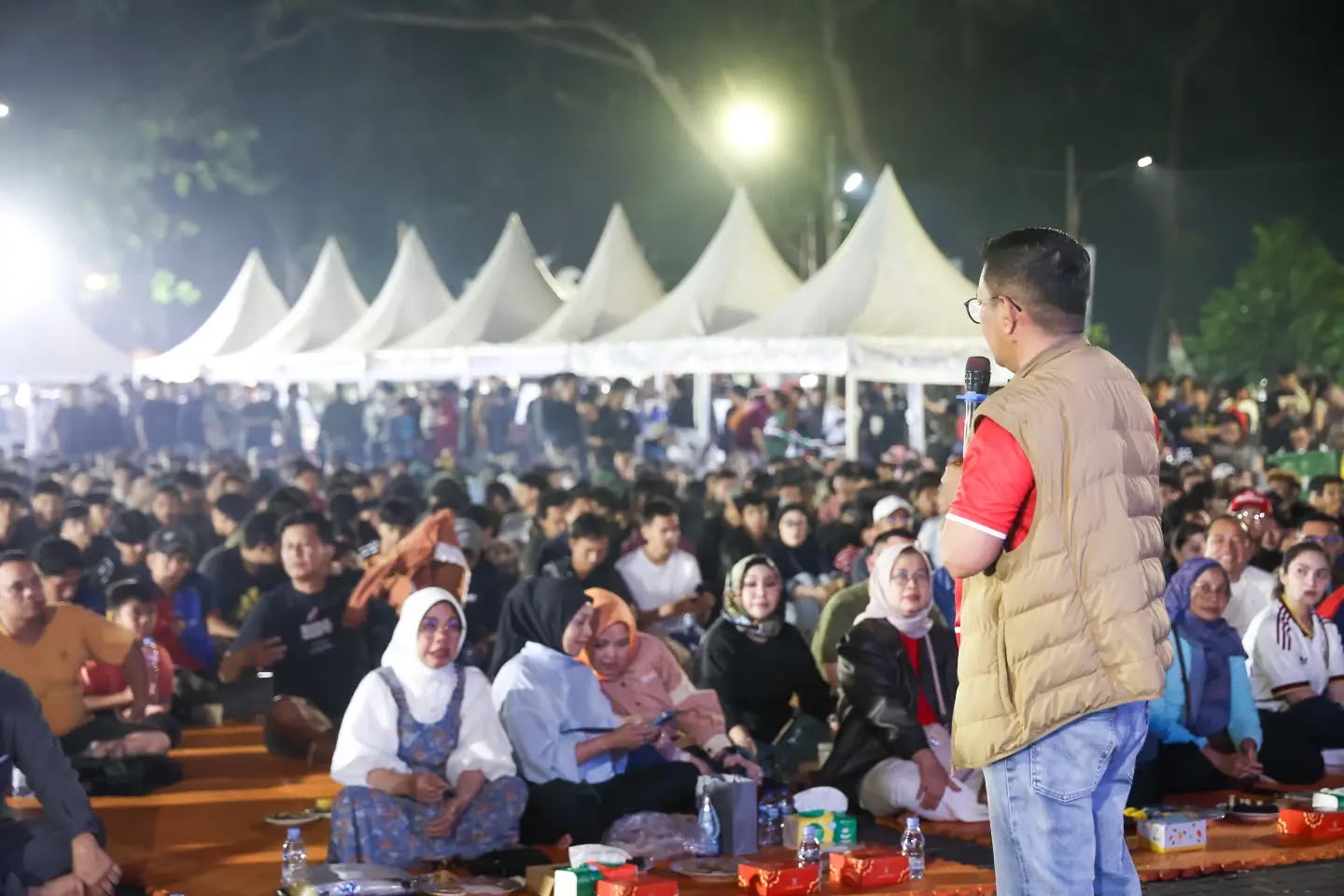 FINAL PIALA DUNIA. Gubernur Banten Andra Soni bersama ribuan warga dari berbagai daerah di Provinsi Banten memadati halaman Gedung Negara Provinsi Banten Kota Serang, untuk menyaksikan final Piala Dunia 2026, pada Senin (20/7) dini hari. BIRO ADPIM PEMPROV BANTEN