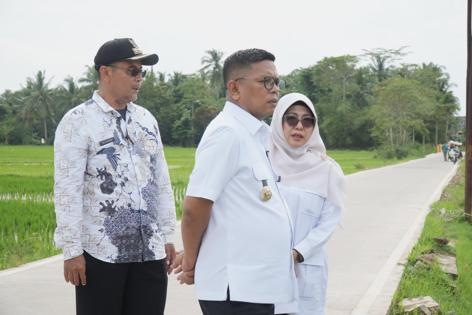 TINJAU. Bupati Pandeglang Raden Dewi Setiani sedang mendampingi Gubernur Banten Andra Soni, saat meninjau hasil pembangunan dari program Bang Andra, di Sukadame, Kecamatan Pagelaran, Kabupaten Pandeglang, beberapa waktu lalu. (DOK. TANGSEL POS)