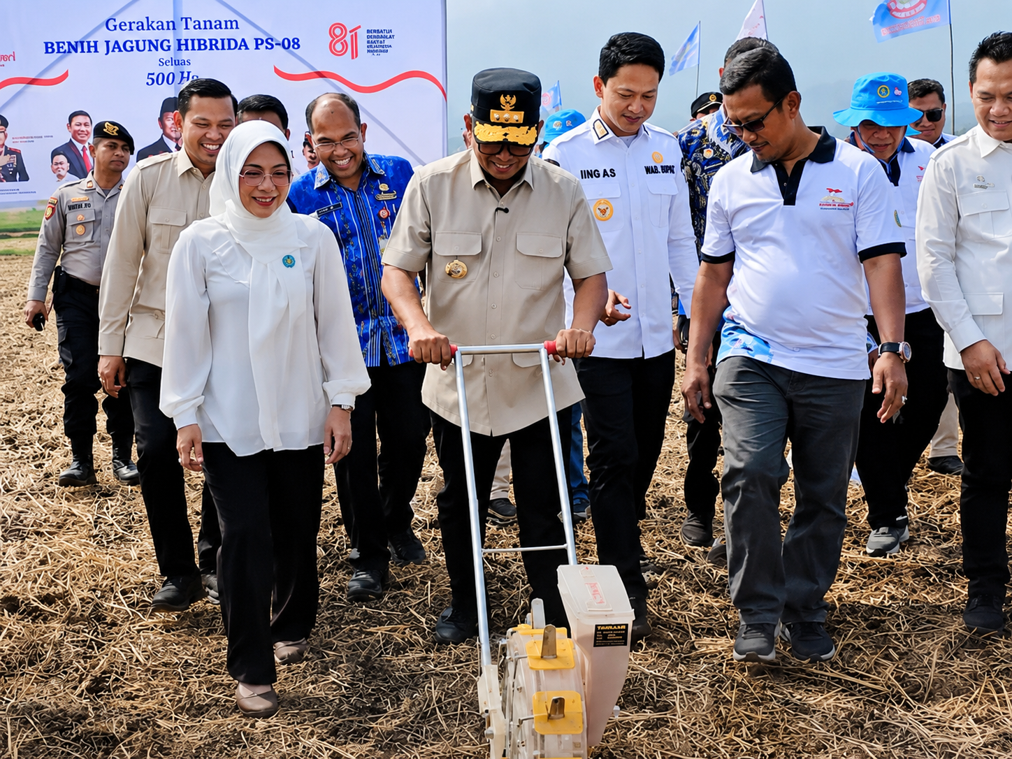 TANAM JAGUNG. Gubernur Banten Andra Soni, didampingi sang istri dan jajaran lainnya sedang menanam jagung di persawahan yang ada di wilayah Kecamatan Carita, Kabupaten Pandeglang, Kamis (30/7). (NIPAL SUTIANA/TANGSEL POS)