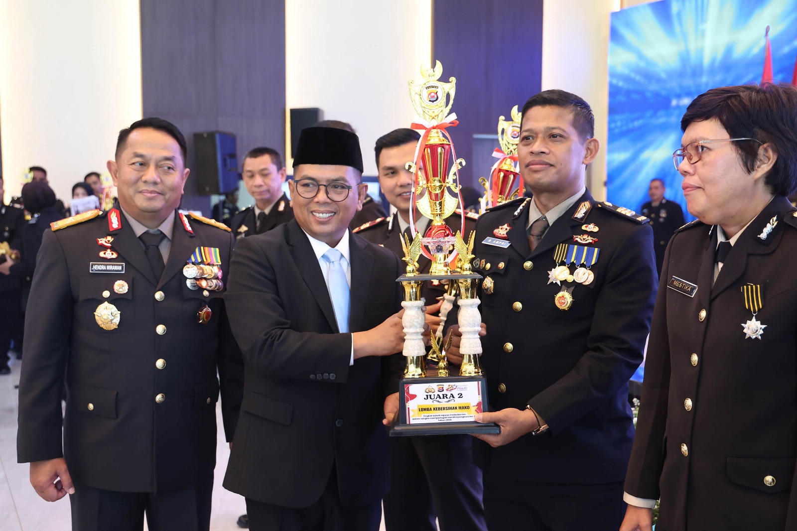 HUT BHAYANGKARA. Gubernur Banten Andra Soni mengikuti rangkaian Peringatan Hari Bhayangkara ke-80 di Markas Kepolisian Daerah Banten Jalan Syekh Nawawi Al Bantani, Banjarsari, Kecamatan Cipocok Jaya, Kota Serang, Rabu (1/7). BIRO ADPIM PEMPROV BANTEN