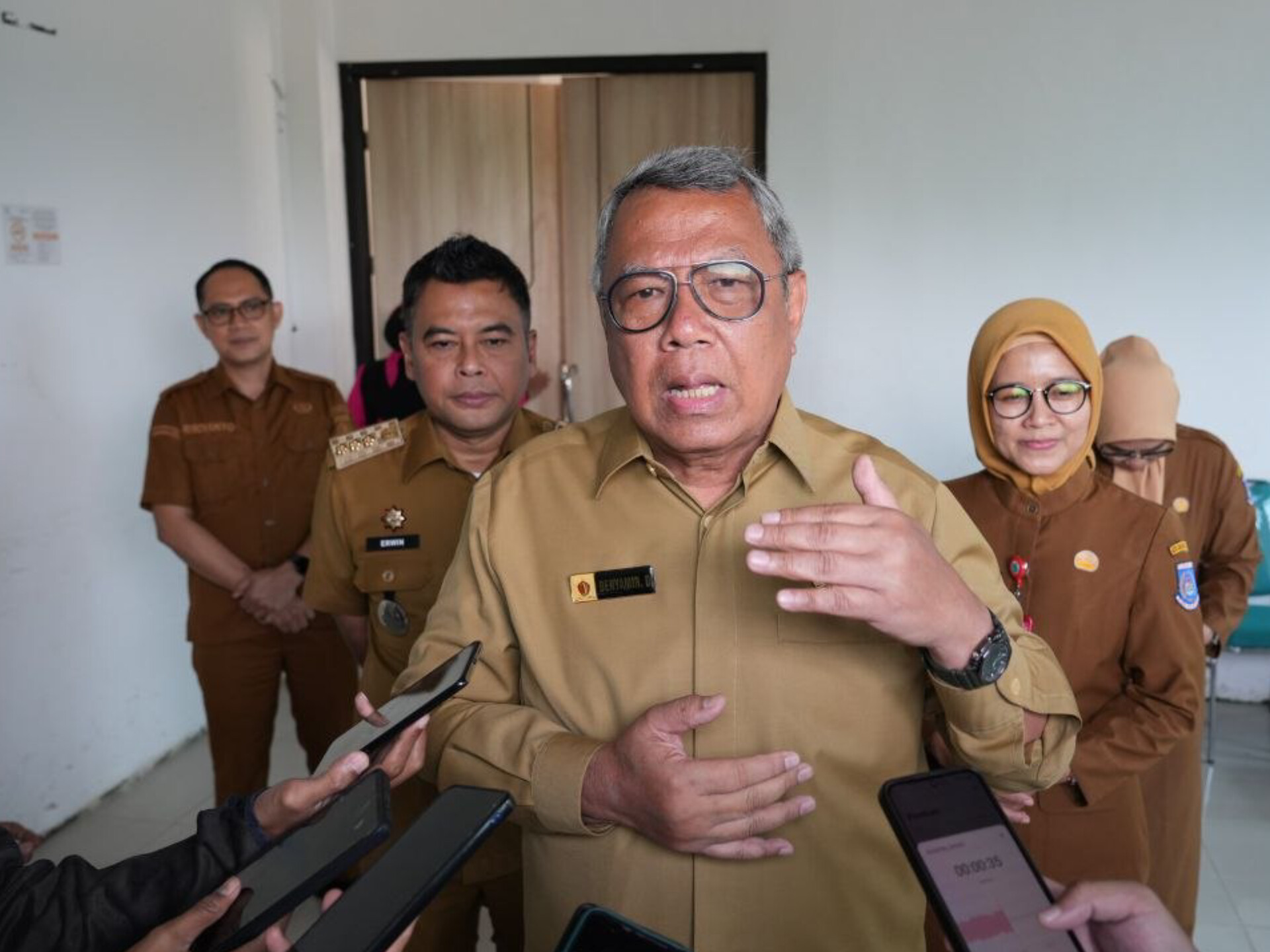 Wali Kota Tangsel Benyamin Davnie menjelaskan rencana pembangunan sumur air dalam sebagai upaya jangka menengah mengatasi kekeringan di sejumlah wilayah, Selasa (21/7/2026). (Dok. Humas Pemkot Tangsel)