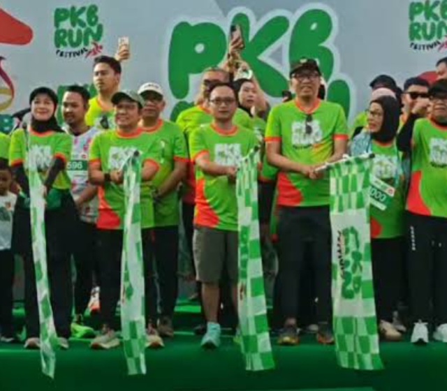 Salah satu calon Ketum NU Muhaimin Iskandar (no 2 dari kiri) pada Fun Run PKB. Foto : Ist