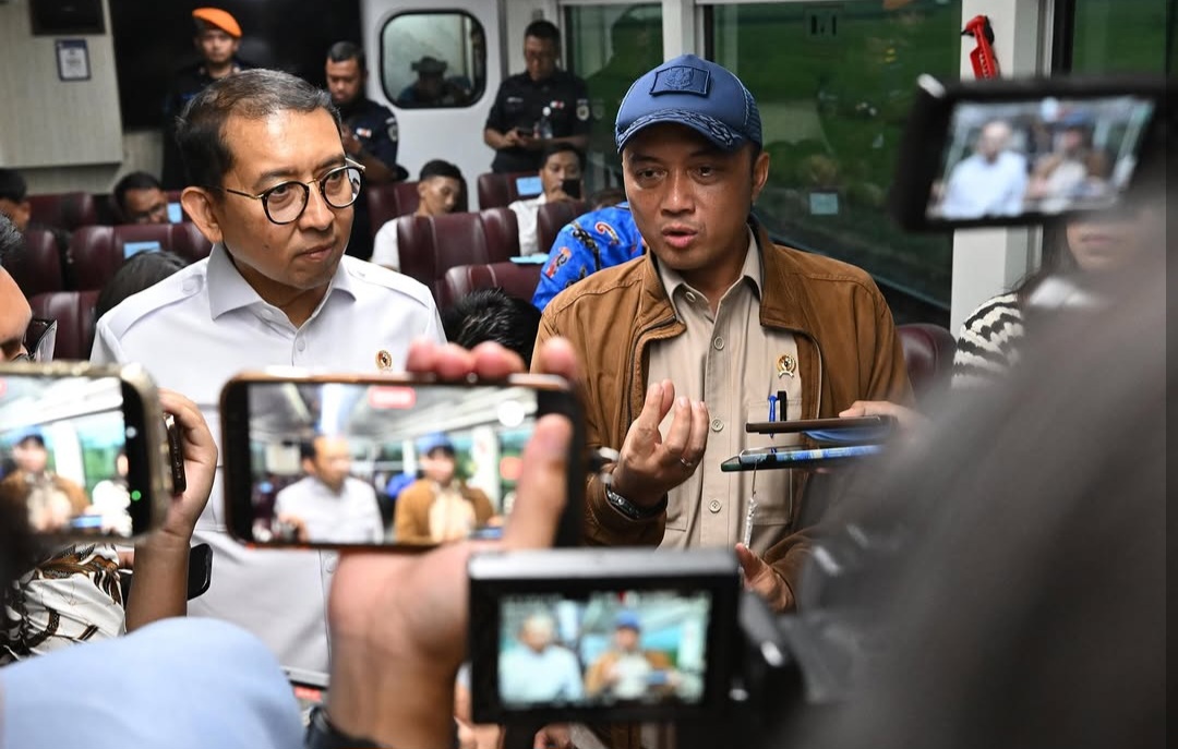 Mensesneg Prasetyo Hadi (kanan) saat konferensi pers. Foto : Ist