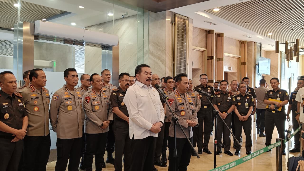 Jaksa Agung ST Burhanuddin (baju putih) dan Kapolri Jenderal Listyo Sigit Prabowo saat konferensi pers di Gedung Kejaksaan Agung, Jakarta Selatan, Senin (13/7/2026). Foto : Ist