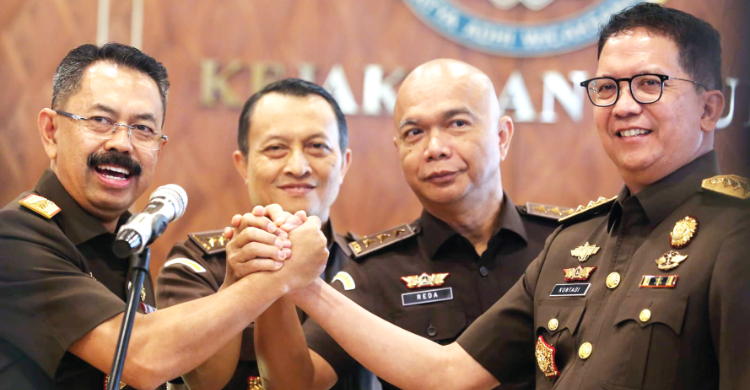 Jaksa Agung Muda Tindak Pidana Khusus (Jampidsus) Kuntadi (kanan) salam komando bersama Wakil Jaksa Agung Asep Nana Mulyana (kiri), Jaksa Agung Muda Intelijen (Jamintel) Reda Manthovani (kedua kanan), dan Jaksa Agung Muda Bidang Pengawasan (Jamwas) Rudi Margono usai dilantik di Gedung Kejaksaan Agung. Foto : Ist