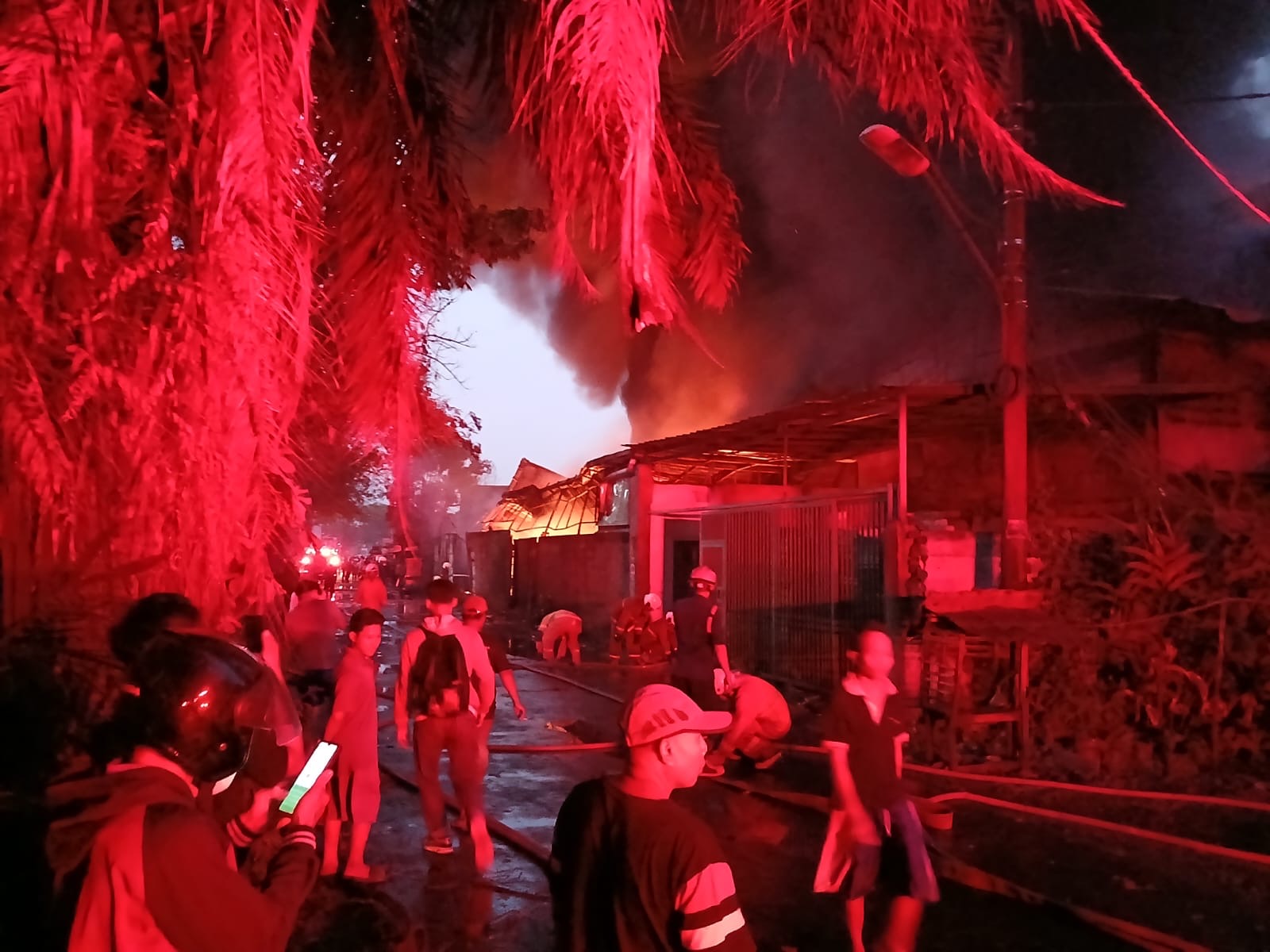 TERBAKAR: Kondisi bangunan yang terbakar di Kecamatan Periuk. ISTIMEWA