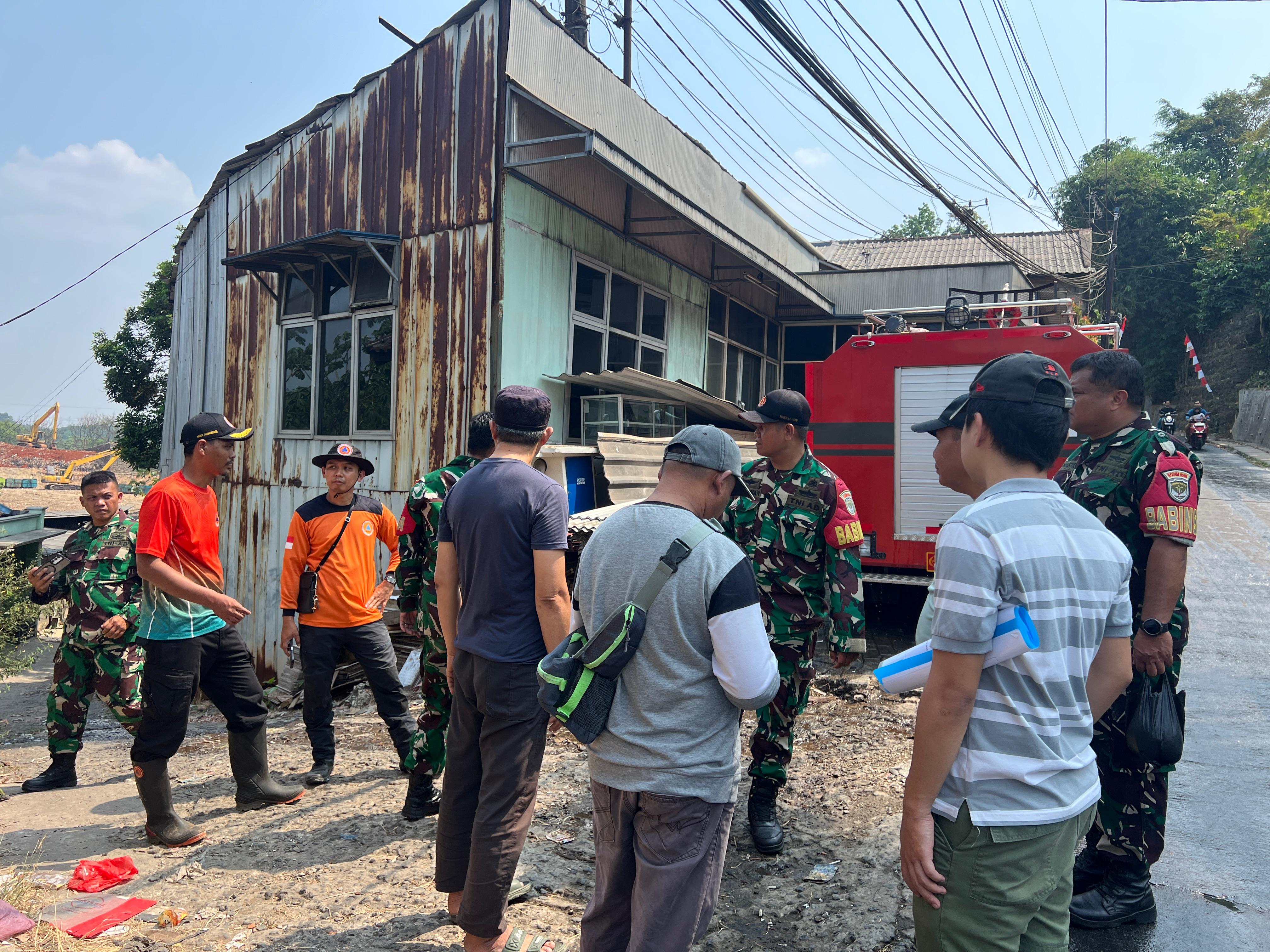 AIR BERSIH. BPBD Tangsel saat menyalurkan air bersih ke sejumlah wilayah terdampak kekeringan di Setu.