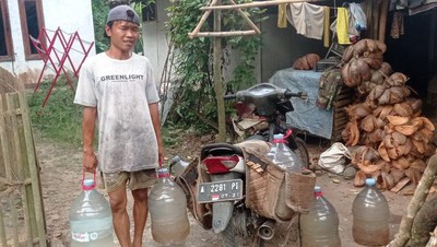 Warga di Lebak mengambil air bersih  ke gunung. Foto : Ist