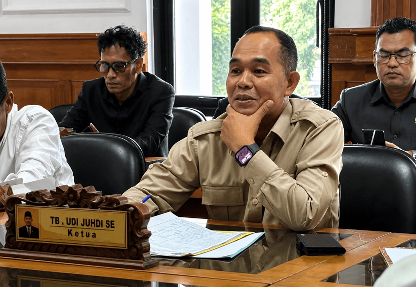 DENGAR PENDAPAT. Ketua Komisi IV DPRD Kabupaten Pandeglang, Tb. Udi Juhdi, bersama jajarannya, sedang melakukan rapat dengar pendapat bersama jajaran OPD yang menjadi liding sektornya, di Ruang Komisi IV DPRD Pandeglang, kemarin. (DOK. HUMAS SETWAN PANDEGLANG)