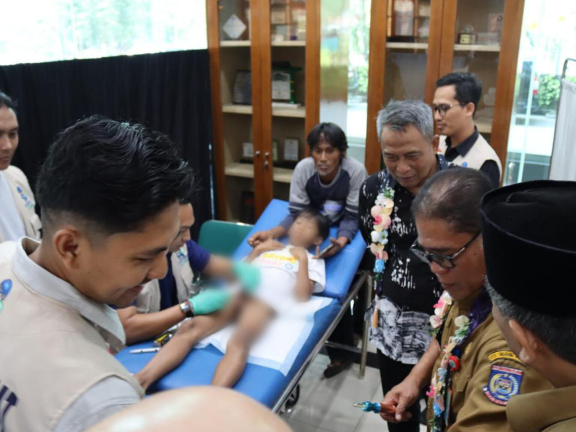 Direktur Jenderal Rehabilitasi Sosial Kemensos Supomo bersama Asda I Kota Tangsel Chaerudin meninjau kegiatan khitan massal dalam Bakti Sosial Terintegrasi Hari Anak Nasional 2026 di Plaza Rakyat Puspemkot Tangsel, Selasa (21/7). (Ist)