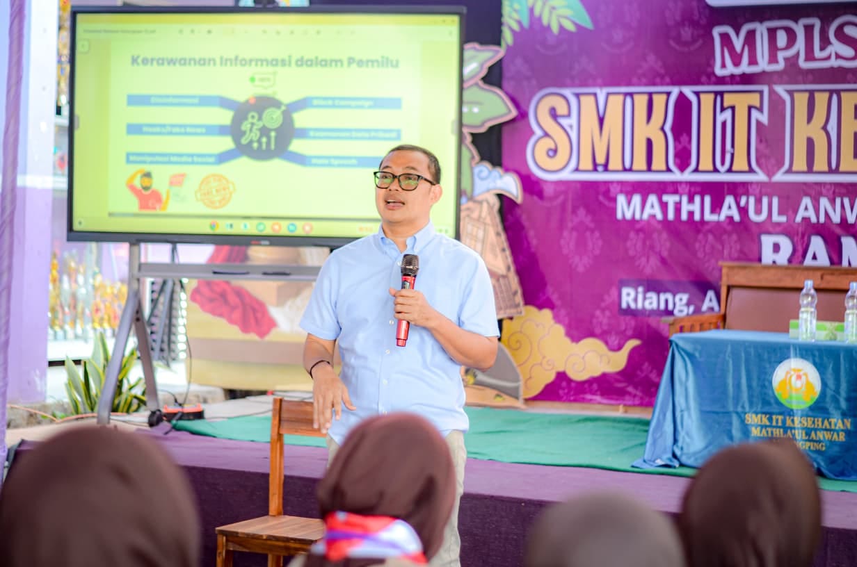 DISKUSI. Komisioner KPU Provinsi Banten, Aas Satibi dalam diskusi bertajuk "DemoTalk 2026: Demokrasi untuk Generasi Selanjutnya" yang digelar di SMK IT Kesehatan Mathla'ul Anwar Malingping, Kabupaten Lebak, Jumat (17/7). BNN