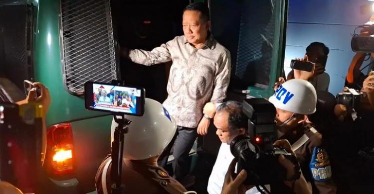 Mantan Jampidsus Febrie Adriansyah saat keluar dari mobil tahanan. Foto : Ist