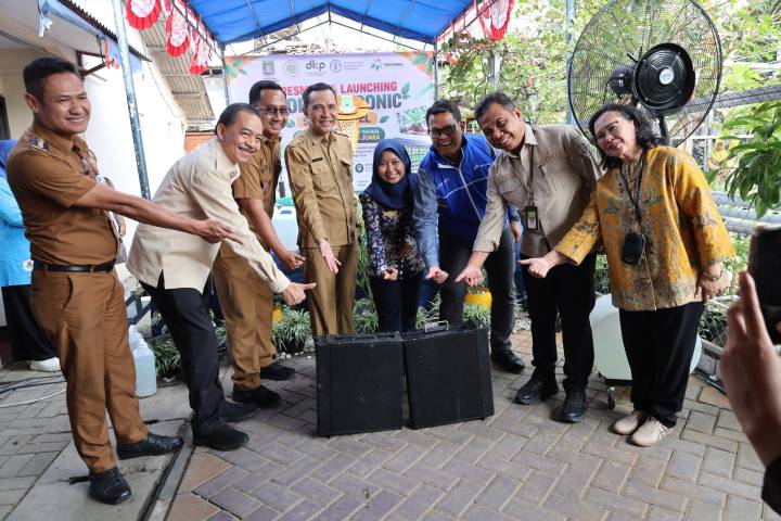PERESMIAN: Kelompok Wanita Tani (KWT) Diskorda Kelurahan Kroncong, Kecamatan Jatiuwung, Kota Tangerang resmi meluncurkan Eco-Hydroponics Smart. ISTIMEWA