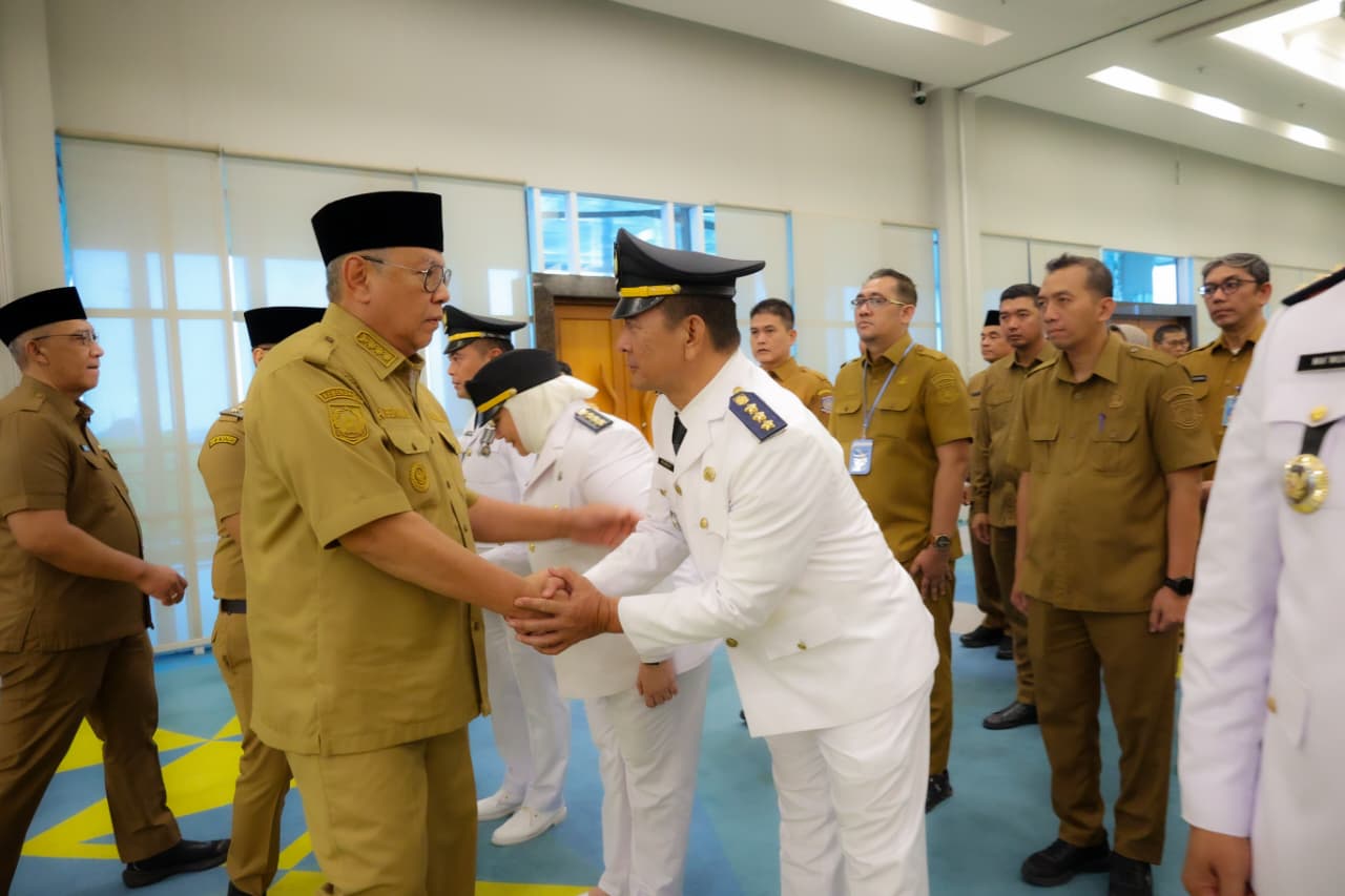 Wali Kota Tangsel Benyamin Davnie melantik 57 pejabat administrator dan pengawas di lingkungan Pemkot Tangsel, Selasa (21/7). (tangselpos.id/rmn)