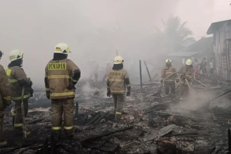 Petugas Damkar (Gulkarmat) Jakarta Barat berhasil memadamkan api yang membakar  lapak rongsokan di Cengkareng Timur. Foto : Ist