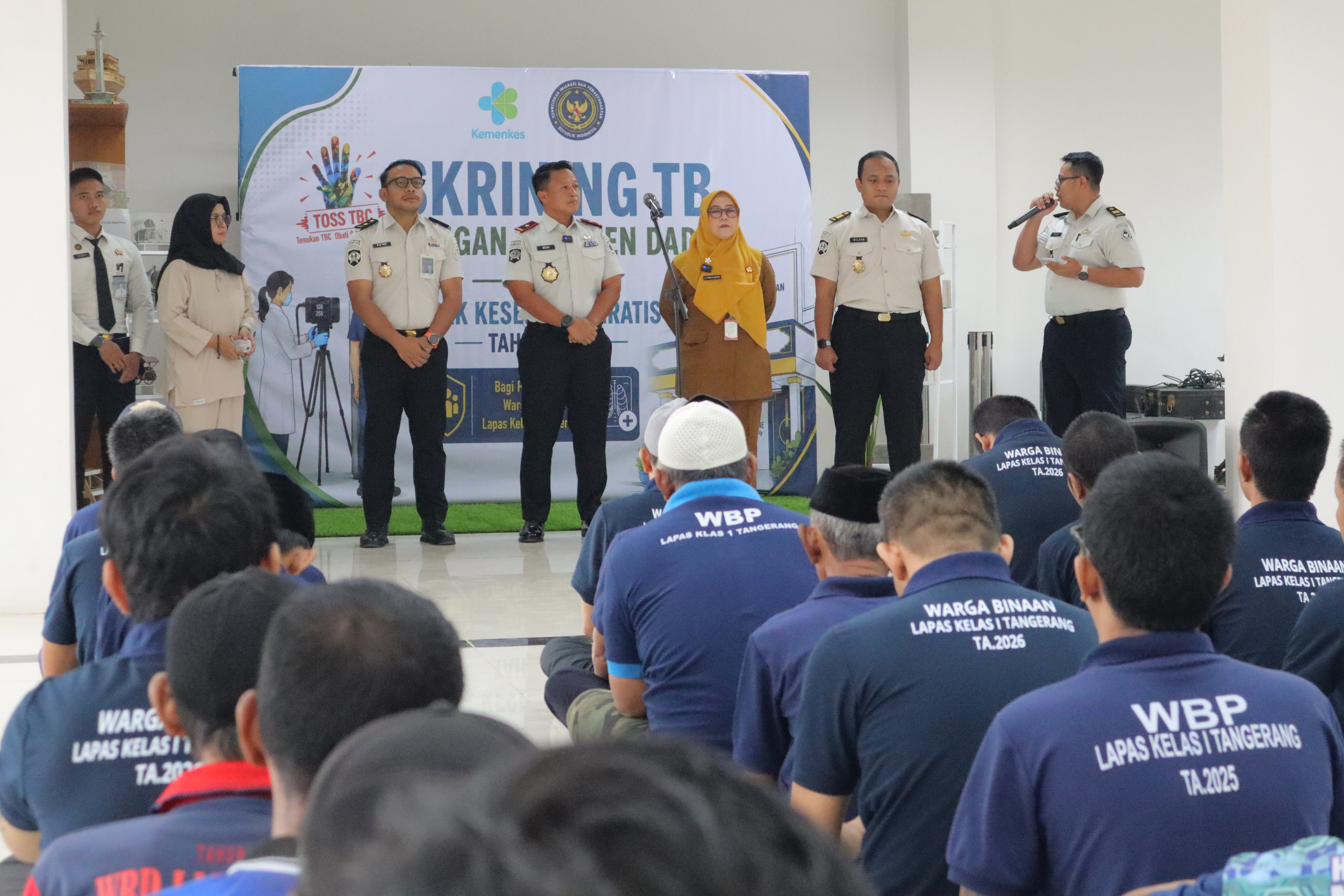 PERSIAPAN CEK KESEHATAN: Para warga binaan LP Tangerang mendengarkan pengarahan sebelum melaksanakan cek kesehatan. ISTIMEWA