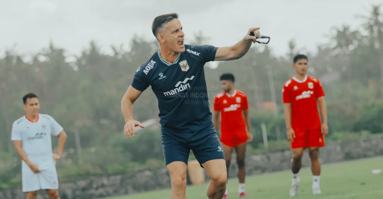 John Herdman saat mengawasi latihan skuad Timnas. Foto : Ist