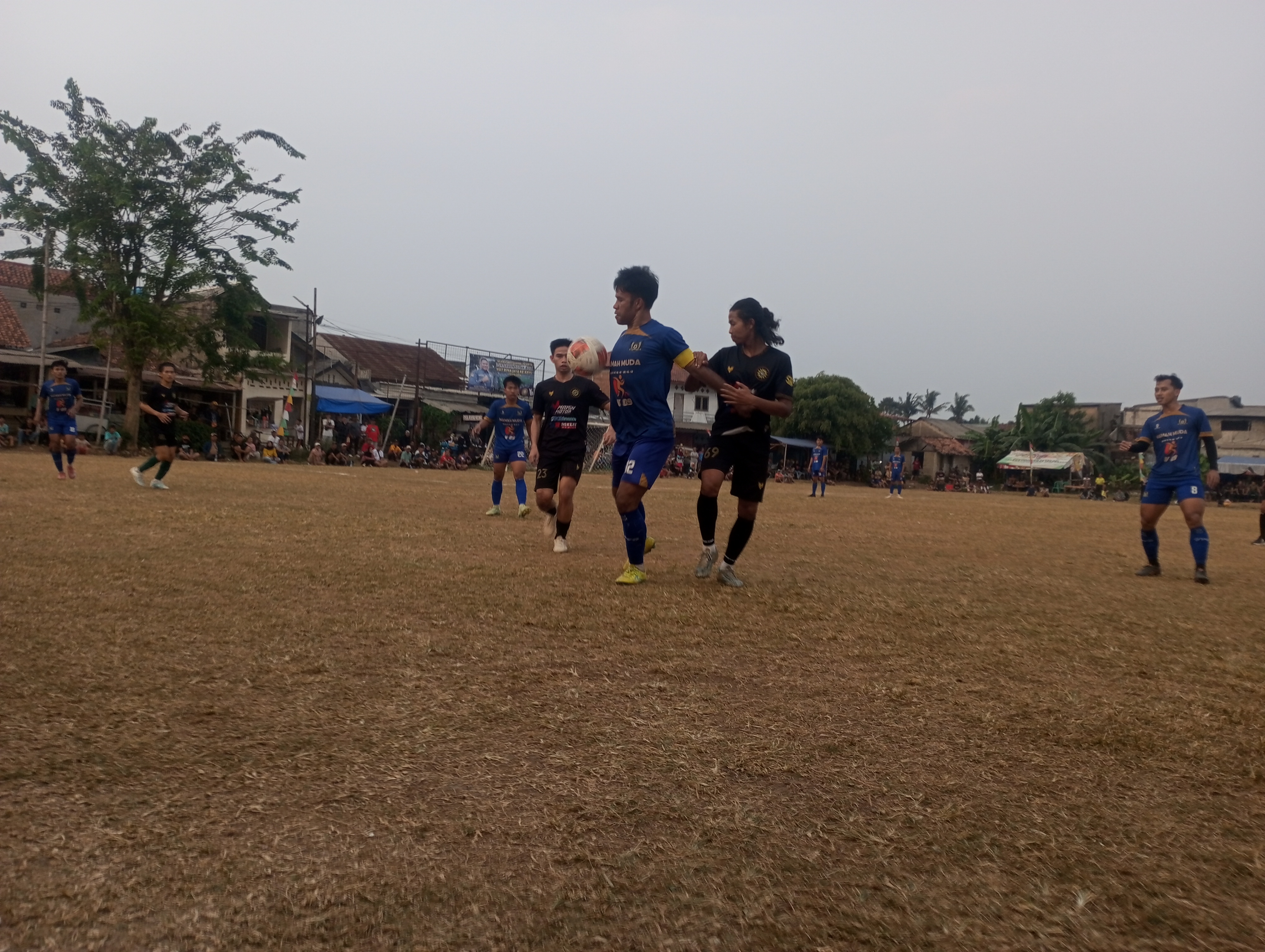 Gelandang Mamah Muda FC, Niko menahan bola dengan dada dikawal penyerang Fajar Allstar, Alif pada Rabu (22/07/2026).(tangselpos.id).