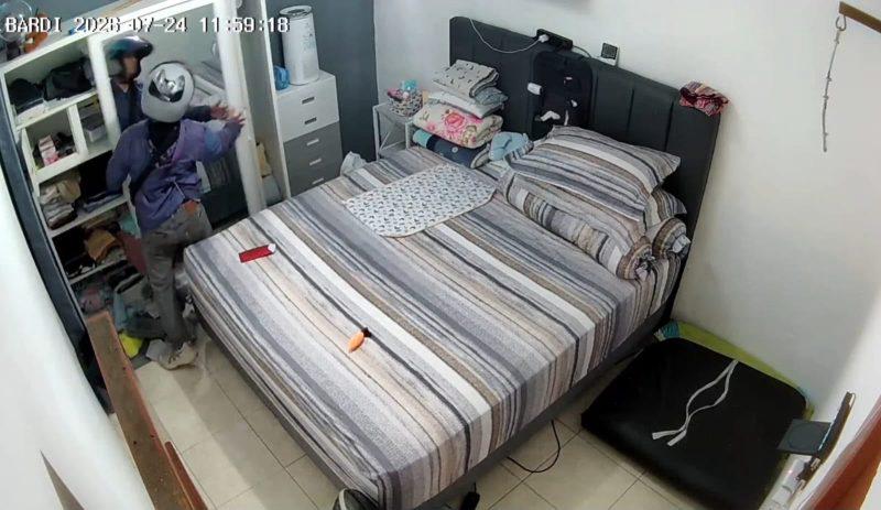 Rekaman CCTV seorang pelaku pencurian berhasil bobol rumah warga di Pondok Benda.