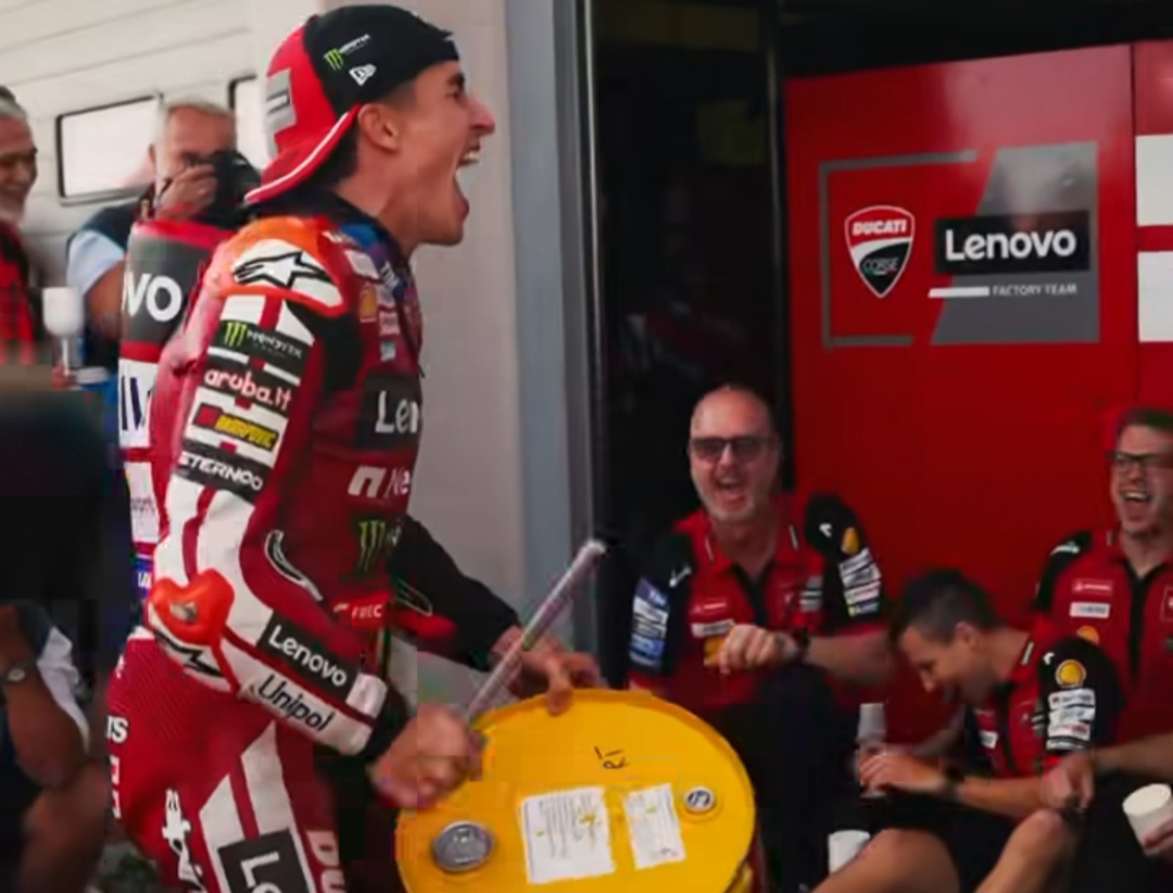 Marc Marquez menabuh tong bensin bekas untuk memimpin kru Ducati untuk Dayung Viking ala Timnas Nurwegia. Foto : IG