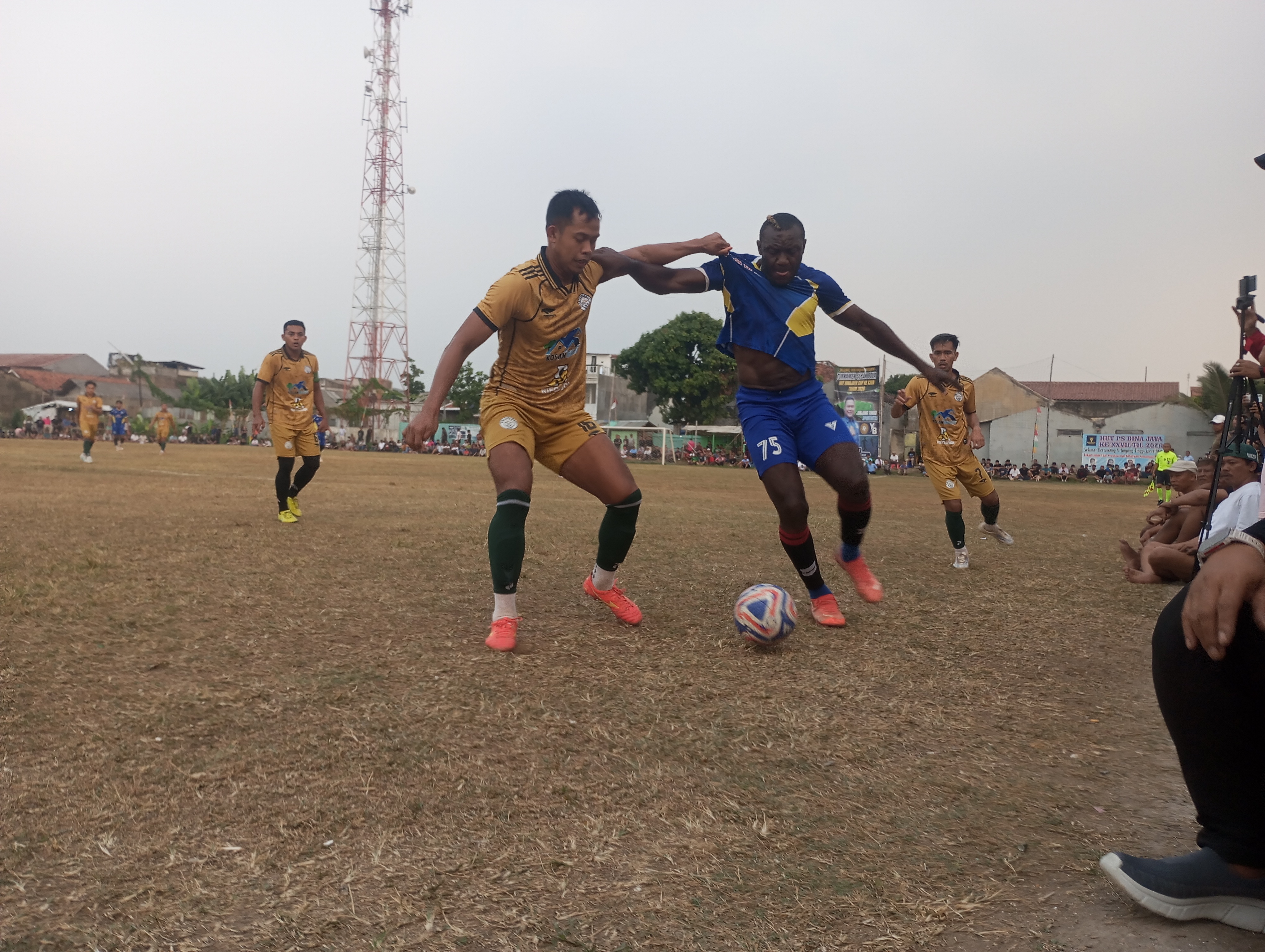 Bek Calling Ball, Joko Susilo (kiri) kawal ketat pemain Maulana Motor, Herman Dzumafo pada pertandingan Minggu (19/07/2026).(tangselpos.id).