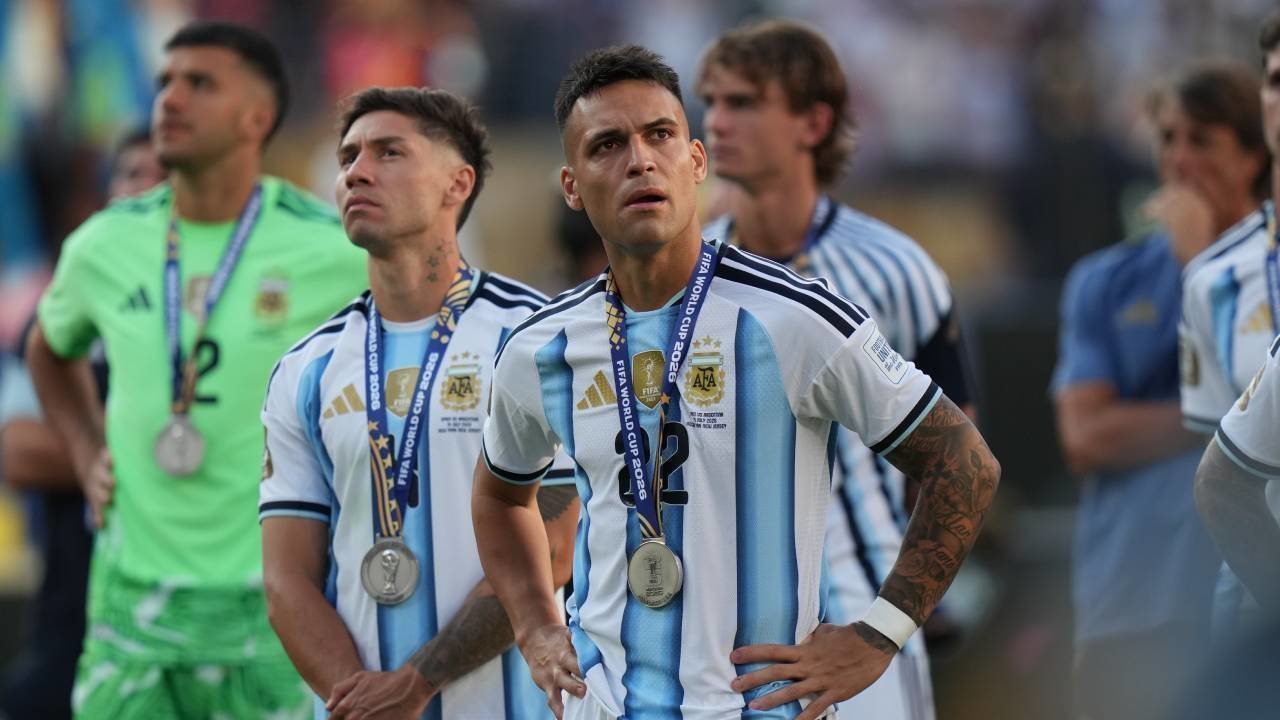 Pemain Argentina Lautaro Martinez kecewa tak dimainkan pada laga final saat hadapi Spanyol. Foto :