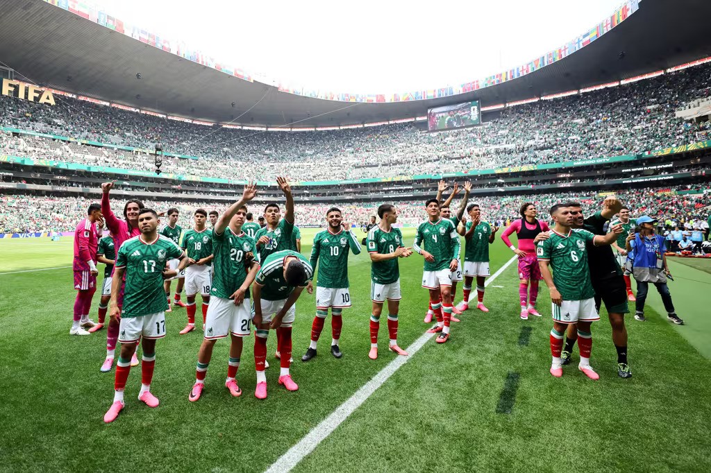 Selebrasi Skuad Meksiko usai kalahkan Ecuador 2-0. Foto : Ist