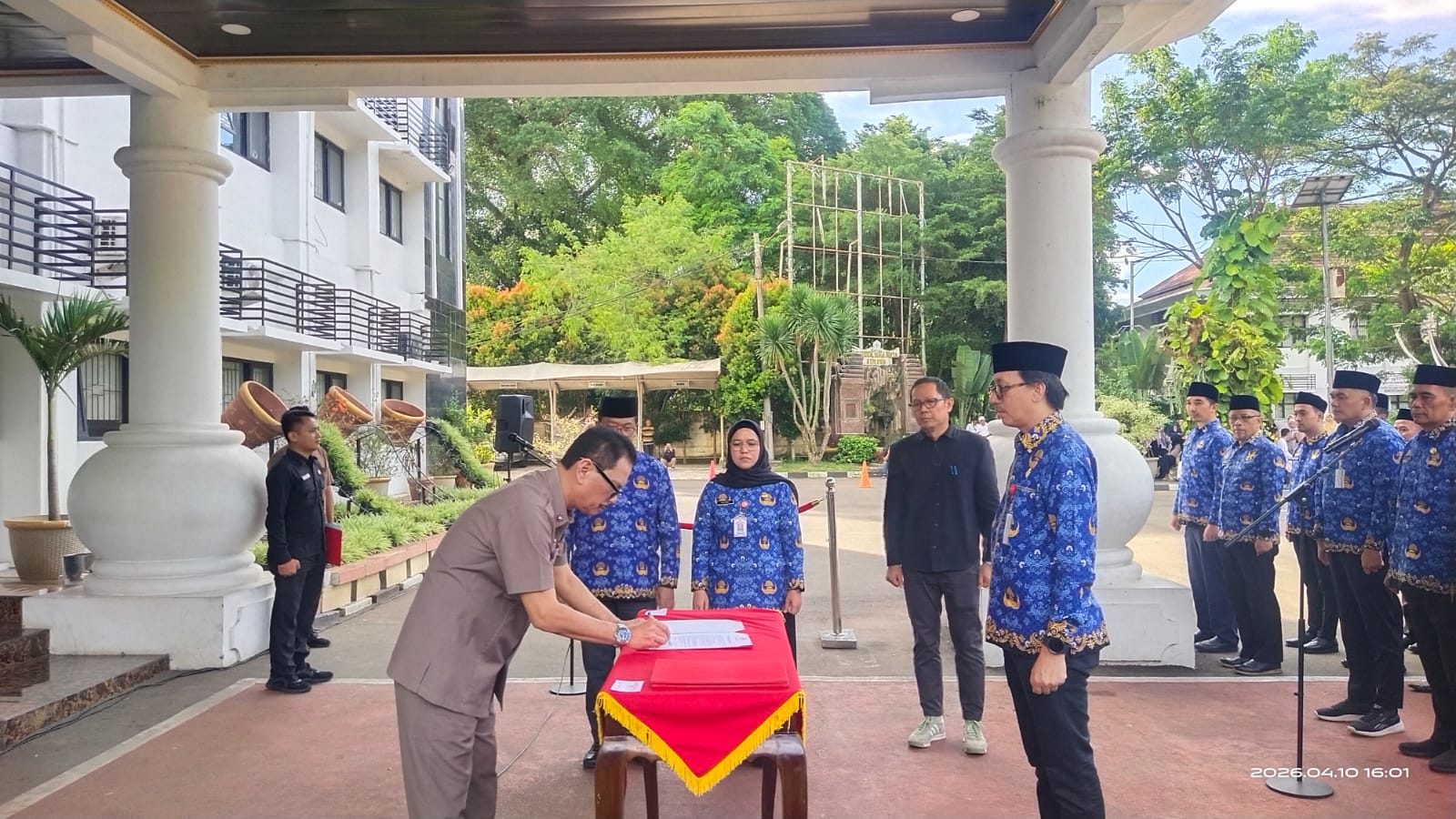 Sekda Kota Serang, Nanang Saefudin melantik ratusan pegawai di Puspemkot Serang, Jumat (10/4/2026) lalu. Pemkot Serang berkomitmen pacu produktivitas dan kinerja ASN.(Istimewa)