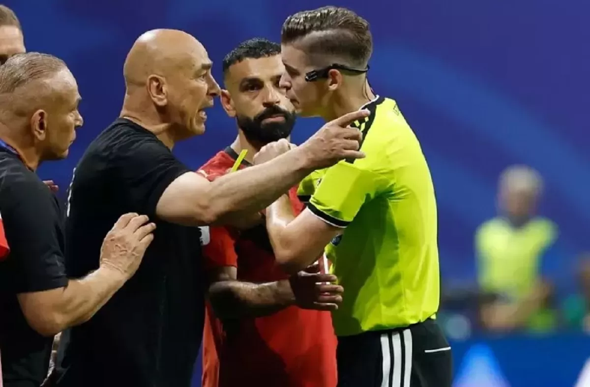 Protes Pelatih Mesir Hossam Hassan kepada wasit saat pertandingan Nesir vs Argentina. Foto : Ist
