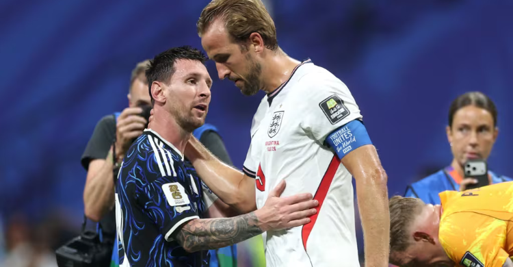 Messi menyapa sang kapten Inggris Harry Kane. Foto : FIFA